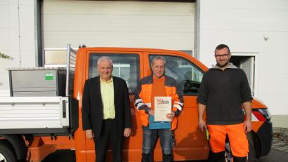 Bild: Gemeinde Kulmain/exb
Werner Ponnath (Mitte) erhielt von Bürgermeister Günter Kopp (links) unter anderem eine Urkunde für 25 Jahre Dienst im Kulmainer Bauhof. Auch Wassermeister Tobias Schroll gratulierte.