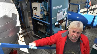 Bild: Petra Hartl
Werner Schorner vor den Kühlgeräten im Eisstadion in Amberg. Der Eismeister sorgt dafür, dass immer die richtige Temperatur in der Halle herrscht und das Eis gekühlt bleibt.