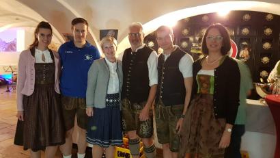 Bild: Monika Steffens/exb
Die Vorstandschaft des Skiclubs gratulierte Werner Dietrich (4. von links) zum 60. Geburtstag.