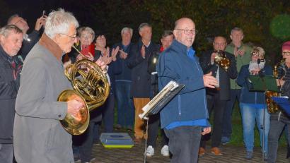 Bild: fjo
Musikalischer Leiter Hermann Mack (Mitte) dirigiert den Musikverein zum Ständchen für Pfarrer Georg Hartl (links), der einer Einladung zum Mitspielen gerne nachkommt.