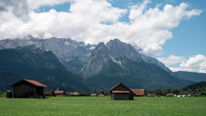 Symbolbild: Daniel Vogl/dpa/Symbolbild
In den Alpen gehören Holzscheunen auf den Wiesen zum gewohnten Landschaftsbild. Wegen einer allerdings größeren Scheune, die ein Landwirt in der Nähe von Pressath bauen möchte, gab es jetzt Diskussionen im Pressather Stadtrat