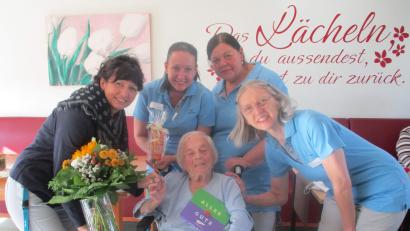 Bild: u
Ihren 103. Geburtstag feiert Therese Kountz (sitzend) m Seniorenzentrum Evergreen in Schnaittenbach. Dazu gratulieren ihr (von links) Einrichtungsleiterin Annett Schmerbauch und die Betreuungsassistentinnen Veronika Kizilok, Jana Schweiger und Ingrid Queren.