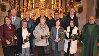 Bild: jr
Fünf Paare waren zur Feier ihres Ehejubiläums in die Konnersreuther Pfarrkirche gekommen. Rechts im Bild Pfarrseelsorger Pater Benedikt Leitmayr.