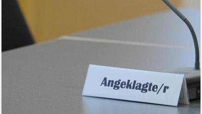 Symbolbild: agentur_dpa
Eine 57-Jährige verletzt eine Nachbarin, als diese nach Hause kommt.