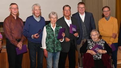 Bild: gf
Der Diakonieverein hat langjährige Diakonie-Mitglieder geehrt. Klaudia Meindl (von links), Manfred Flach, Günter und Karin Achauer, Armin Nentwig, Oberbürgermeister Michael Cerny, Karola Bender, Helmut Neumeister und der Vorsitzende des Diakonie-Vereins, Siegfried Balzer.