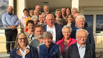 Bild: Gabi Wittmann/exb
Jubilare mit Pfarrer Hans Spitzhirn.