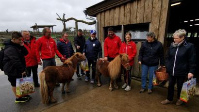 Bild: gz
Die Ponys genießen den Besuch der Gruppe, die sich den Tieren liebevoll nähert.