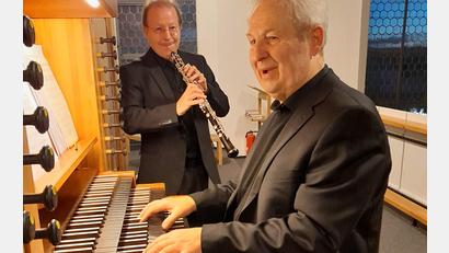 Bild: hok
Prof. Norbert Düchtel an der Orgel und Andreas Wittmann mit der Oboe beim Festkonzert.