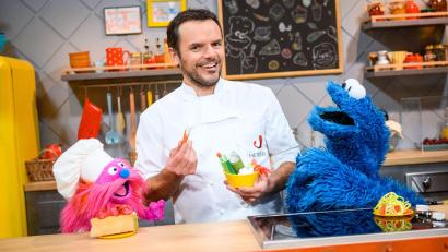 Bild: Jonas Walzberg/dpa
Der Fernsehkoch Steffen Henssler steht mit Gonger (l) unddem Krümelmonster im Studio.