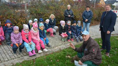 Bild: jr
Stadtgärtner Willi Kilian (hockend) erklärte den Kindern eine Blumenzwiebel. Vorbeigeschaut hat auch Bürgermeister Stefan Grillmeier (rechts).
