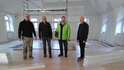 Bild: mma
Der neue Hahnbacher Pfarrsaal nimmt Gestalt an. Hans Graf verlegt derzeit den Fußboden, Werner Ringer baut die sanitären Anlagen ein. Architekt Heinrich Schwirzer und Kirchenpfleger Georg Münch (von links) freuen sich über den Baufortschritt.