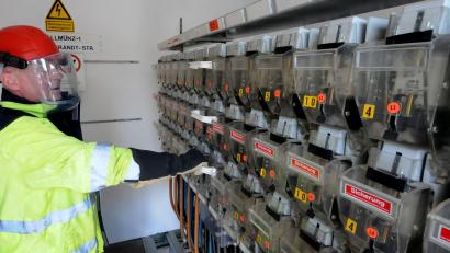 Symbolbild: Huber
Wenn der Strom großflächig ausfallen sollte, wird es nicht nur kritisch für die Infrastruktur. Auch das Leben eines jeden Einzelnen kann davon massiv beeinträchtigt werden. Spezialisten bereiten sich jetzt schon darauf vor, aber noch nicht flächendeckend.