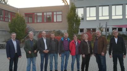 Bild: Hans Klupp /exb
Rektor Stephan Drexler (links) führte die FW-Kreisräte durch die Schule.
