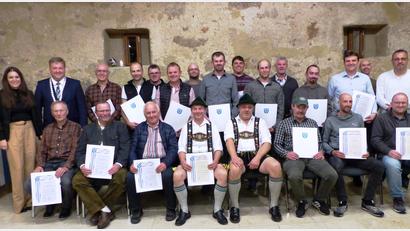 Bild: jp
Die Marktgemeinde Kastl zeichnet verdiente ehrenamtliche Bürger aus (sitzend, von links): Hubert Gradl, Andreas Otterbein, Johann Wiesend, Georg Ehbauer, Wolfgang Pöllath, Siegfried Kölbl, Rainer Steuerl und Tobias Bauer; stehend (von links): Nadja Jarosch, Bürgermeister Stefan Braun, Hans Peter Lautenschlager, Thomas Feigl, Franz Lautenschlager, Manfred Feigl, Christian Bäuml, Michael Guttenberger jun., Josef Ehbauer, Stephan Feigl, Georg Lutter, Arno König, Jürgen Rubenbauer, Peter Reindl und Rainer Angermann.