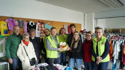 Bild: rn
Einen prall gefüllten Früchtekorb übergibt Josef Höllerl an Fritz Betzl.