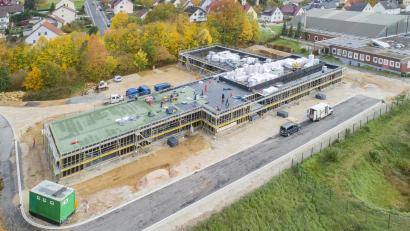 Bild: Thilo Hierstetter
Nördlich des Sportparks gelegen, wächst die neue Kita „Eulenland“ an der Schießstätte zügig in die Höhe. Im Jahr 2023 soll die Einrichtung mit weit über 100 Plätzen ihren Betrieb aufnehmen. Je drei Gruppen sind dann dort für den Kindergarten und die Kinderkrippe vorgesehen.