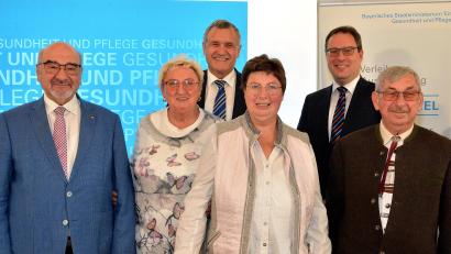 Bild: R. Kreuzer
Die Auszeichnung „Weißer Engel“ geht in Regensburg an Edith Lang (Zweite von links) und Josef Lang (rechts) für die Pflege der Tochter Melanie Lang. Mit ihnen freuen sich Landtagsabgeordneter Peter Bauer (links), Stadtrat Hans-Jürgen Gmeiner und Florian Luderschmid (rechts), Regierungsvizepräsident.