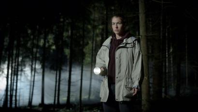 Bild: Poison/if Productions/exb
Hauptdarstellerin Henriette Confurius kommt als Forstpraktikantin einem dunklen Geheimnis auf die Spur.