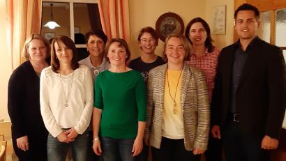 Bild: Martina Kiesbauer/exb
Claudia Albrecht rührt auch weiterhin den rührigen Gartenbauverein Langau. Sie kann auf ein engagiertes Führungsteam bauen. Bürgermeister Rudolf Teplitzky (rechts) gratulierte.