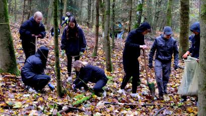 Bild: le
Neustädter Gymnasiasten arbeiten im Flosser Forst. Dort ernten sie heuer sogenannte Wildlinge, Jungpflanzen besonderer Bäume, die an anderer Stelle wieder verpflanzt werden können.