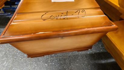 Bild: Robert Michael
Ein Sarg mit der Aufschrift "Covid-19" und dem Hinweis "Einäscherung ohne Feier" in einem Krematorium. Seit Beginn der Corona-Pandemie Anfang 2020 sind in Bayern deutlich mehr Menschen gestorben, als statistisch erwartbar gewesen wäre.