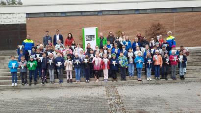 Bild: Verena Kandziora/exb
Alle Kinder der Albert-Schweitzer-Grundschule haben die Radprüfung bestanden. 18 von ihnen haben sogar einen Ehrenwimpel bekommen.