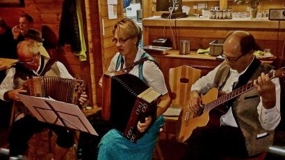 Bild: R. Kreuzer
Begeisterndes Volksmusik-Musikantentreffen des OWV Weiden in der „Strobelhütte“, hier spielt die Wirtshauseck Musik.