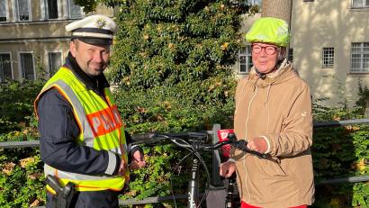 Bild: Polizeiinspektion Amberg/exb
Polizeihauptkommissar Benjamin Hertel mit einer Radfahrerin.