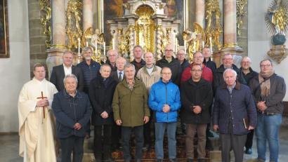 Bild: jzk
Nach dem Gottesdienst dankte Stadtpfarrer Thomas Kraus (links) den Chorsängern.