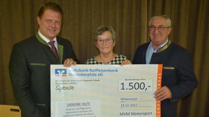 Bild: jr
1500 Euro spendete der Motorsportverein Mitterteich (MVM) an die Ukraine-Hilfe. Vom Vorsitzenden Josef Schuller(rechts) und der Kassiererin Christine Greger nahm Bürgermeister Stefan Grillmeier den symbolischen Scheck stellvertretend entgegen.