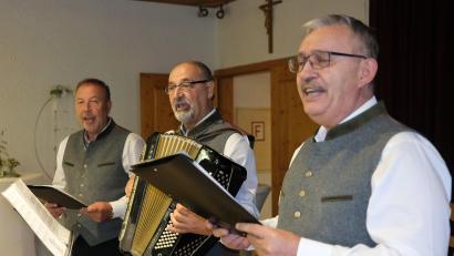 Bild: Hirsch
Der Murachtaler Dreigesang mit Bernhard Bierler, Hermann Baier und Robert Kraus (von rechts) sang und spielte bei der KAB-Sitzweil in Klardorf.