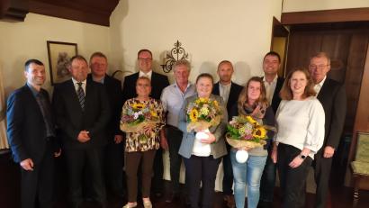 Bild: Firma Buchtal/exb
Jubilarehrung bei Buchtal Schwarzenfeld. Die Jubilare stehen zusammen mit Vorgesetzten, Werkleitung, Personalleitung und dem Betriebsratsvorsitzenden.