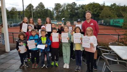 Bild: Martin Fischer/exb
Sportabzeichen wurden bei der Vereinsmeisterschaft vergeben.