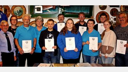 Bild: R. Kreuzer
Die Geehrten und die neu gewählte Vorstandschaft der Schießgruppe Weiden stellen sich dem Fotografen zum Erinnerungsbild: Kreisvorsitzender Josef Lang (links), Karl Heinz Klein (Dritter von links), Kreisschießwart und zugleich Schießwart im Verein Karlheinz Klein (rechts).