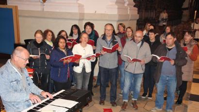 Bild: kro
Musiker und Komponist Thomas Quast aus Köln (links) leitete den eintägigen Chorworkshop. Am Abend gestaltete der Chor in der Basilika den Abend-Gottesdienst.