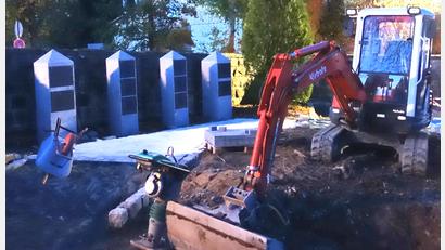 Bild: fjo
Der gemeindliche Bauhof führt aktuell bereits die Platzgestaltung mit weiteren Fundamenten zum Wegebau im Umgriff der neuen Urnenstelen aus.