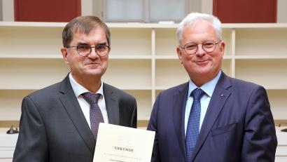 Bild: Wolfgang Steinbacher
Mit Beginn des Monats November ist Stefan Täschner (links) neuer Präsident des Landgerichts Amberg. Die Ernennungsurkunde überreichte ihm der Präsident des Oberlandesgerichts Nürnberg, Thomas Dickert (rechts).
