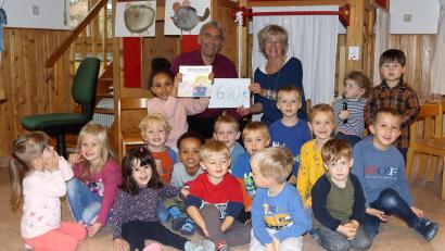 Bild: mfh
Mit 610 Euro überraschte Günter Haller den Kindergarten Herz Jesu in Rosenberg. Zudem überreichte er ein Kinderbuch. Die Kleinen werden demnächst die Geschichte über Bertha von Sulzbach hören.