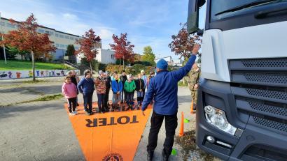 Bild: Verena Kandziora/exb
Die Aktion „Toter Winkel“ an der Albert-Schweitzer-Grundschule in Amberg.