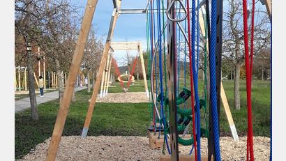 Bild: pz
Der Motorik-Park im Kurpark Sibyllenbad ist jetzt noch einmal in Richtung MInigolf-Anlage erweitert worden. Die Abnahme durch den TÜV soll im Laufe des Novembers folgen.