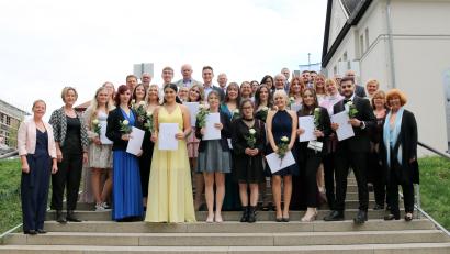 Bild: Klinikum Fichtelgebirge/exb
Die Absolventen der Berufsfachschule für Krankenpflege freuten sich mit den Ehrengästen über das bestandene Examen.