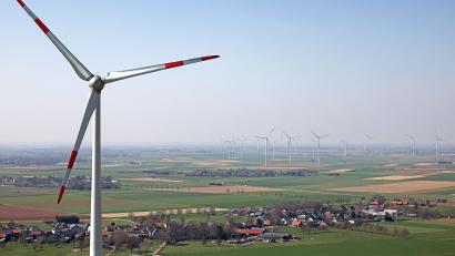 Symbolbild: Oliver Berg
Es sollen im Freistaat neue Windräder gebaut werden: Bayern lockert die 10H-Abstandregel.