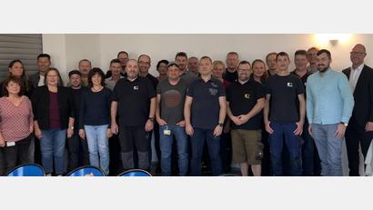 Bild: exb/Kennametal
Wegen der großen Anzahl an Ehrungen wurden die Veranstaltungen geteilt. Viele der Mitarbeiter sind seit 35 Jahren bei Kennametal dabei. Kennametal-Werkleiter Mario Wild (rechts) gratuliert und dankt zugleich.