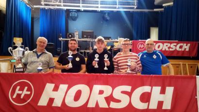 Bild: Thomas Krätzig/exb
Siegerehrung der Bayerischen Meisterschaften 2022: Ralf Item (SV Kelheimwinzer) (von links) , Florian Stähle (TKC Hirschlanden) sowie Raphael und Nicolas Meier und Thomas Krätzig vom Veranstalter OTC 90 Amberg.