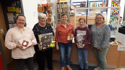 Bild: exb
Platz eins beim Preisschafkopf der Frauen belegte Rebecca Friedroch, gefolgt von Eva Sefried und Monika Teichmann. Der Trostpreis ging an Linda Kraus. Kerstin Janner führte Aufsicht und stand beratend zur Seite wenn Fragen auftauchen (von links).