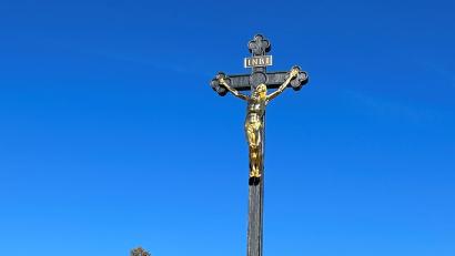 Bild: Bernd Müller, Stadt Amberg/exb
Das sanierte Hochkreuz auf dem Amberger Dreifaltigkeitsfriedhof.