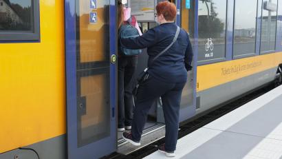 Bild: Hirsch
Bahnsteigkante und Einstieg liegen auf einer Höhe. Das erleichtert vor allem Rollstuhlfahrern und Eltern mit Kinderwägen den Zustieg.