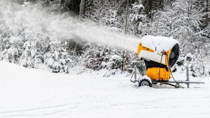 Bild: chl
Rund 50 Cent kostete ein Kubikmeter Kunstschnee bisher. Bereits vergangene Saison haben die Hirschauer investiert, dass weniger des wertvollen Gut im Wald neben den Loipen landet. Durch ein neues Konzept wollen die Hirschauer auch in Zeiten steigender Energiepreise die Kosten stabil halten.