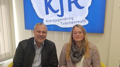 Bild: Sandra Schug/KJR Tirschenreuth/exb
Jürgen Preisinger begrüßt Anja Spreckels im Kreisjugendring-Team.