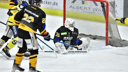 Archivbild: SignaLight
Torwart Timon Bätge (rechts) schaut dem Puck hinterher. Der ERSC Amberg verlor sein Auswärtsspiel am Freitagabend beim ESV Buchloe.